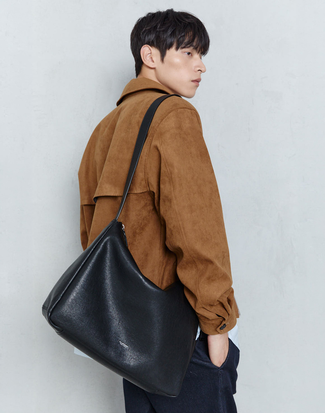 질스튜어트 뉴욕 질스튜어트 액세서리 남성 [삭형콜라보][M size] 블랙 가죽 2WAYS 크로스숄더백 (카드지갑 포함) 착용컷