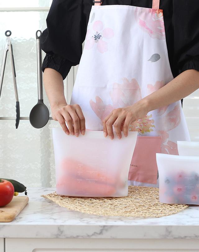 비프로젝트 바른락 스탠드 실리콘 지퍼백 2P세트(대 1500ml 1P+중 1000ml 1P) 착용컷