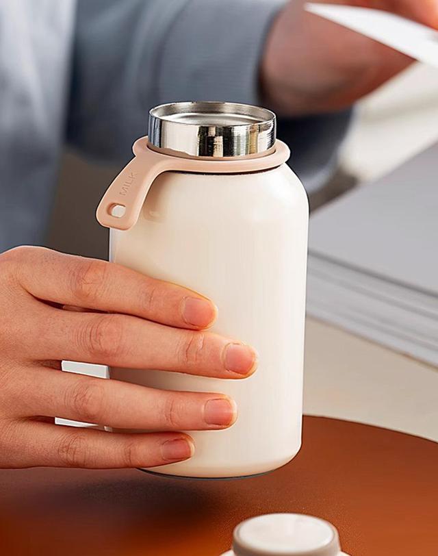 비프로젝트 바른락 밀크 진공 텀블러 300ml (베이지) 착용컷