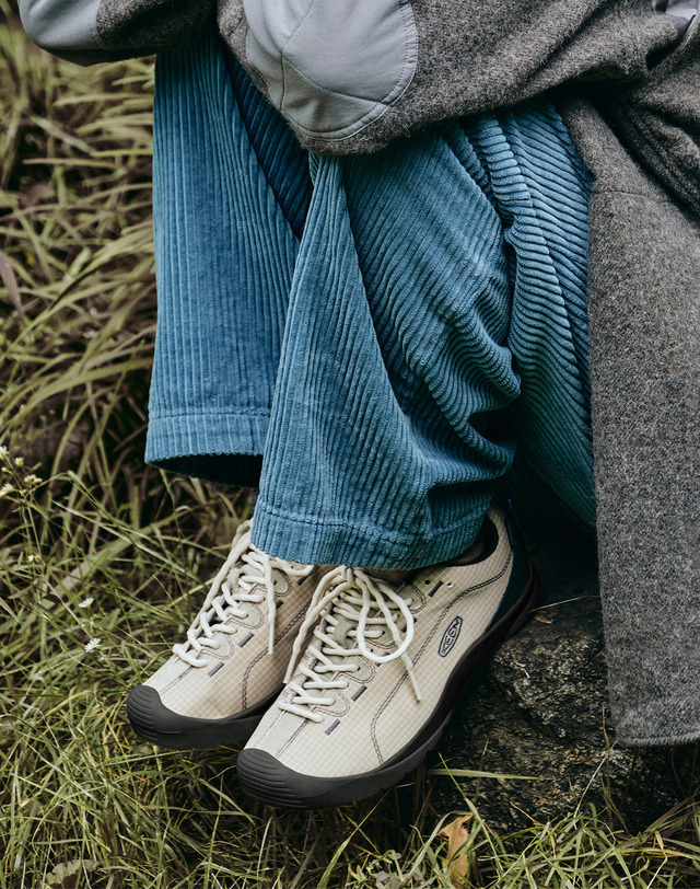 킨 [재스퍼 NYLON 워터프루프] 베이지 여성 스니커즈 착용컷