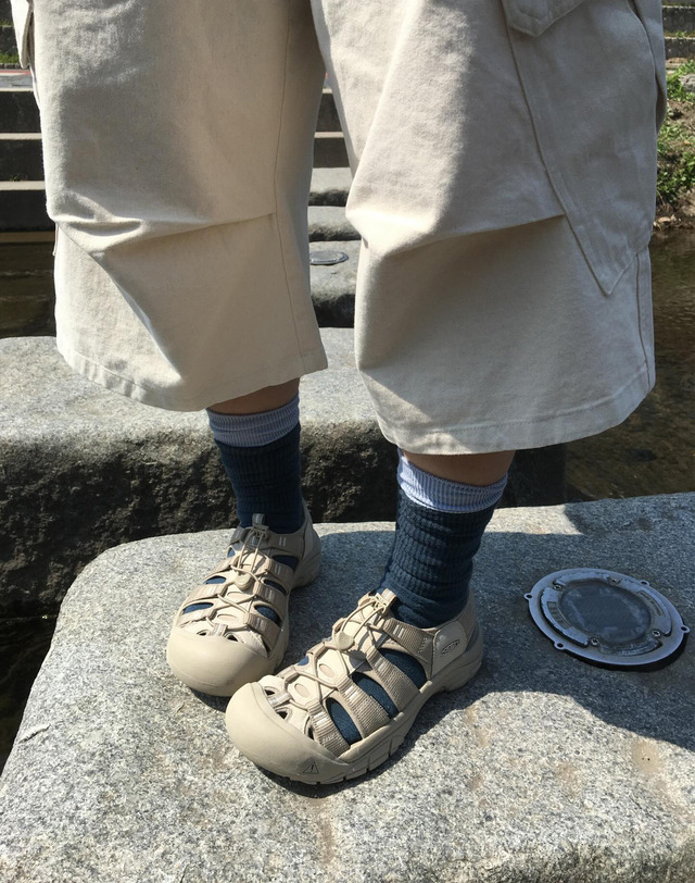 킨 [뉴포트 H2] 베이지 남성 샌들 착용컷