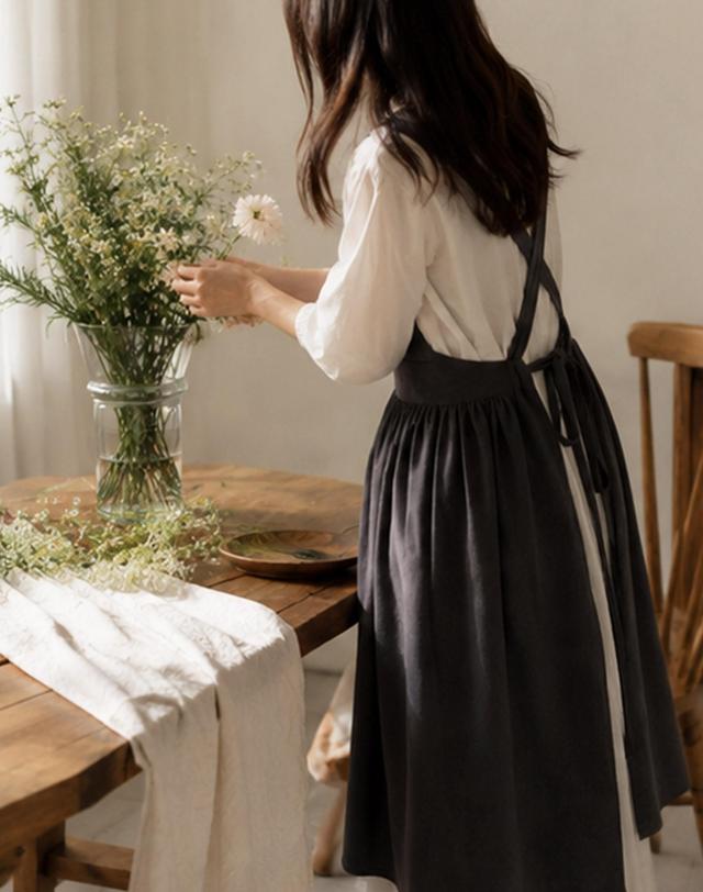 샤이닝홈 [샤이닝홈] 루나 앤 린넨 앞치마 차콜 착용컷