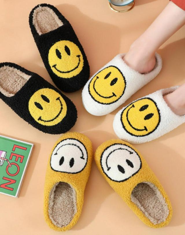 샤이닝홈 [샤이닝홈] 1+1 무블 뽀글이 올데이 커플용 슬리퍼 거실화 2size 3컬러 착용컷