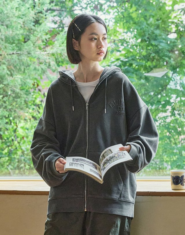 미니멀프로젝트 애플리케 아치로고 피그먼트 후드집업 MZT112 / 2color W 착용컷