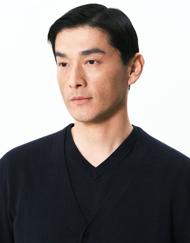 마에스트로 남성 다크네이비 린넨혼방 V넥 반팔니트