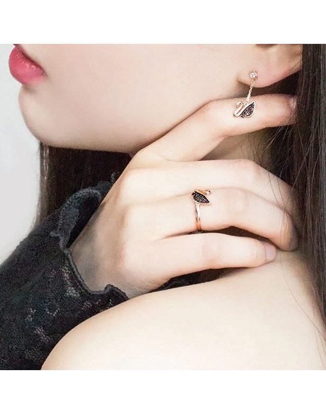 디유아모르 14K 귀걸이 블랙스완 이어링 착용컷