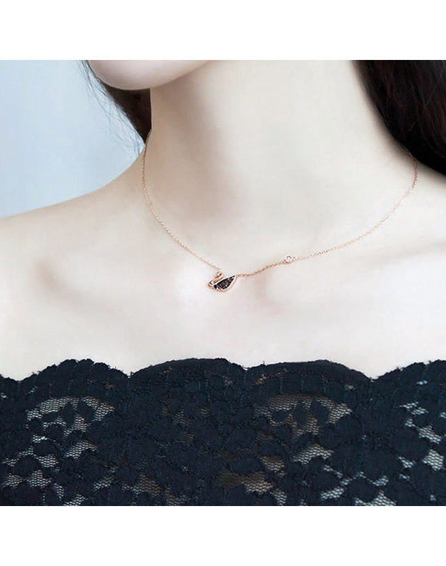 디유아모르 18k 목걸이 블랙스완 네크리스 착용컷