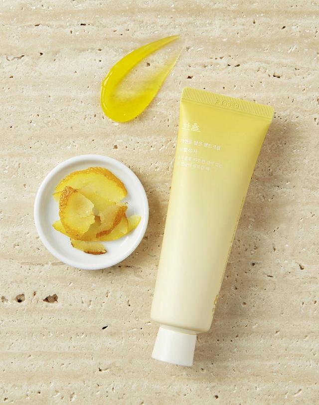 한율 자연을 닮은 핸드크림 50ml (4종 택1) 착용컷