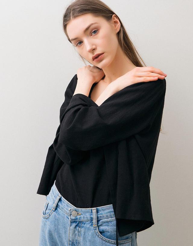 논로컬 Linen Shirring Cardigan - Black 착용컷