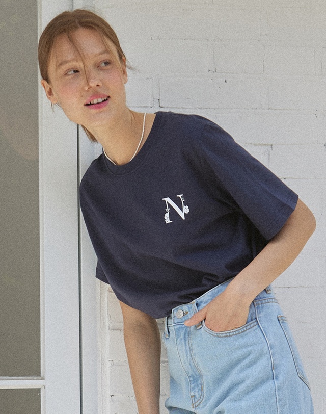 논로컬 Silhouette Back Point T-shirt - Navy 착용컷
