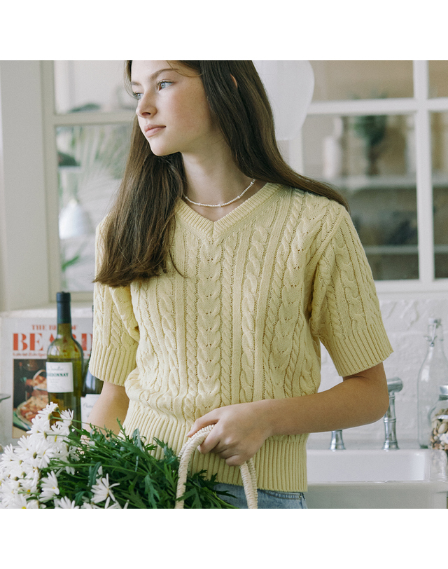 논로컬 V-neck Cable Half Sleeve Knit - Butter Yellow 착용컷