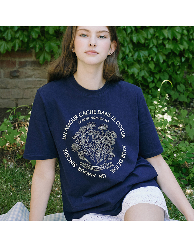 논로컬 Marguerite Print T-shirt - Navy 착용컷