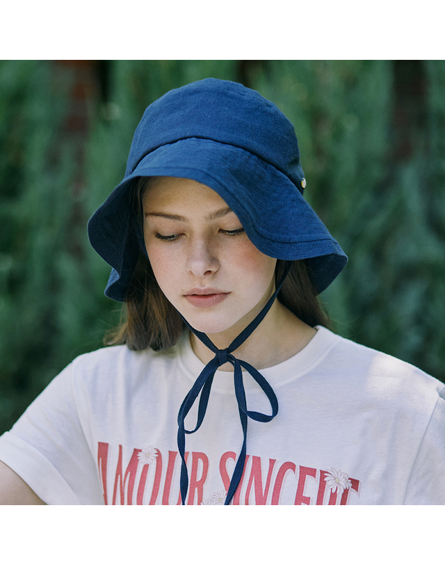 논로컬 Linen Ribbon Bucket Hat - Navy 착용컷