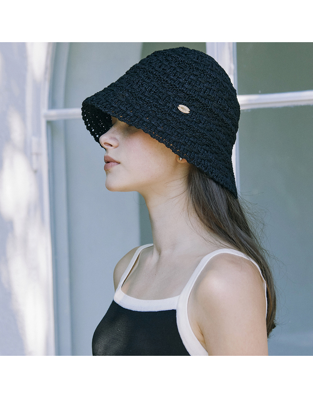 논로컬 Crochet Knit Bonnet Hat - Black 착용컷