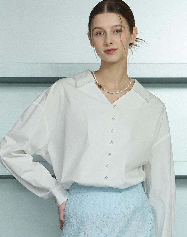 논로컬 Button Point V-Neck Collar Blouse - White 착용컷
