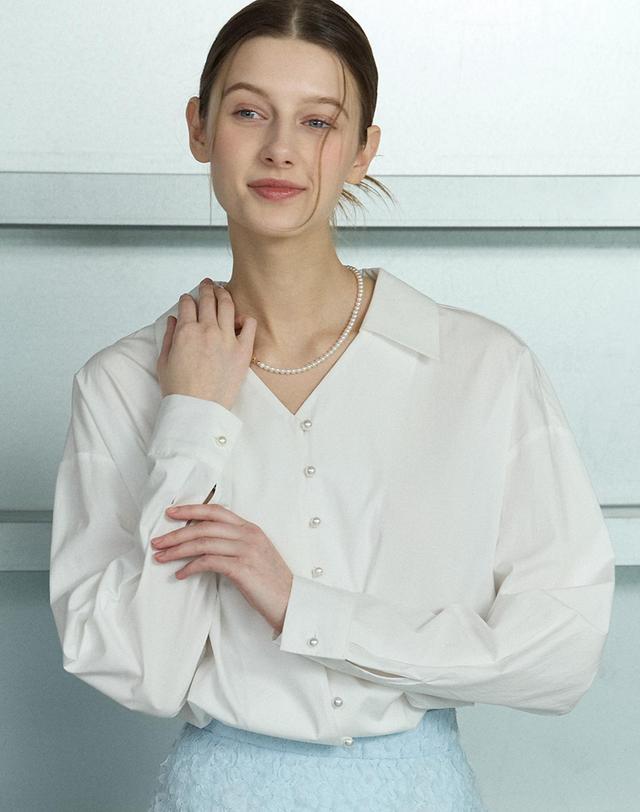 논로컬 Button Point V-Neck Collar Blouse - White 착용컷