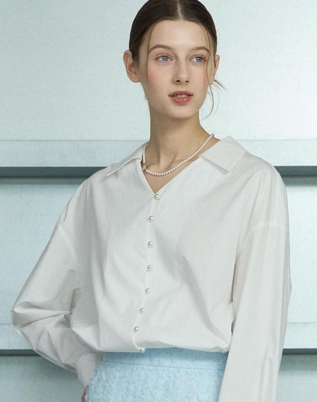 논로컬 Button Point V-Neck Collar Blouse - White 착용컷