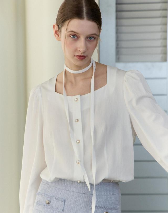 논로컬 Ribbon Tie Square Neck Blouse - White 착용컷