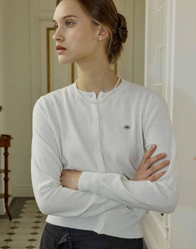 논로컬 [인플루언서 착용] Essential Round Neck Cardigan - Ivory 착용컷