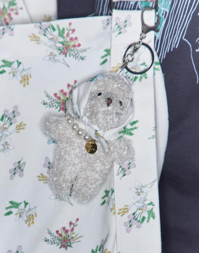 논로컬 [논로컬 X 이하여백] Hair Kerchief Bear keyring - Light Beige 착용컷