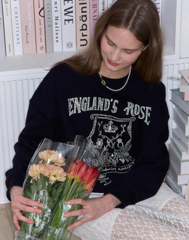 논로컬 [논로컬 X 이하여백] Rose Hand Drawing Sweatshirt - Navy 착용컷