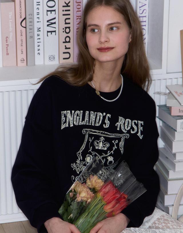 논로컬 [논로컬 X 이하여백] Rose Hand Drawing Sweatshirt - Navy 착용컷