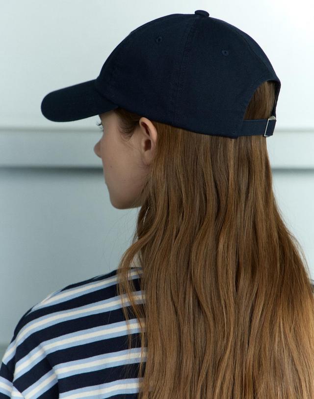 논로컬 Logo Embroidery Ball Cap - Navy 착용컷