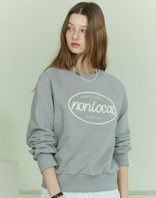 논로컬 String Craft Applique Sweatshirt - Melange Grey 착용컷