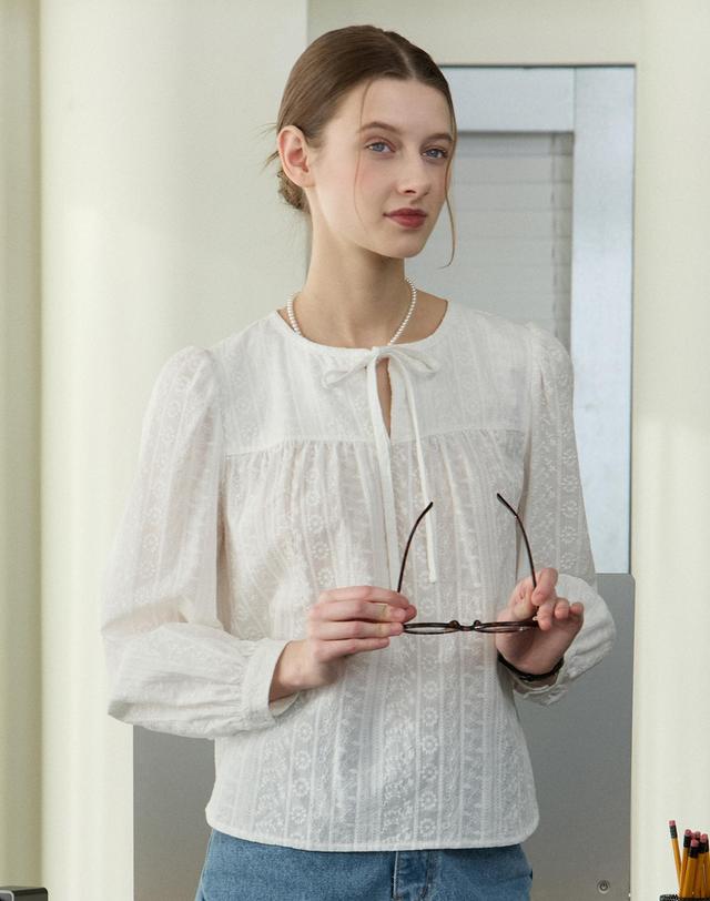 논로컬 Embroidery Lace Shirring Blouse - White 착용컷
