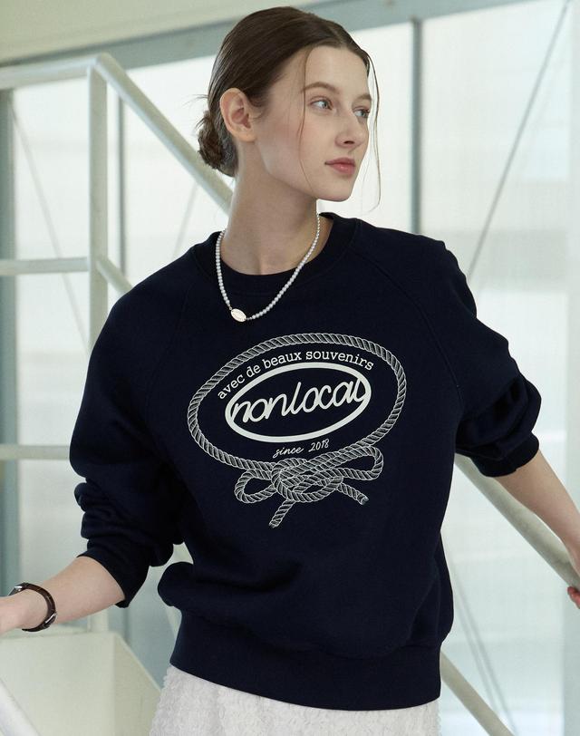논로컬 Ribbon Rope Print Sweatshirt - Navy 착용컷