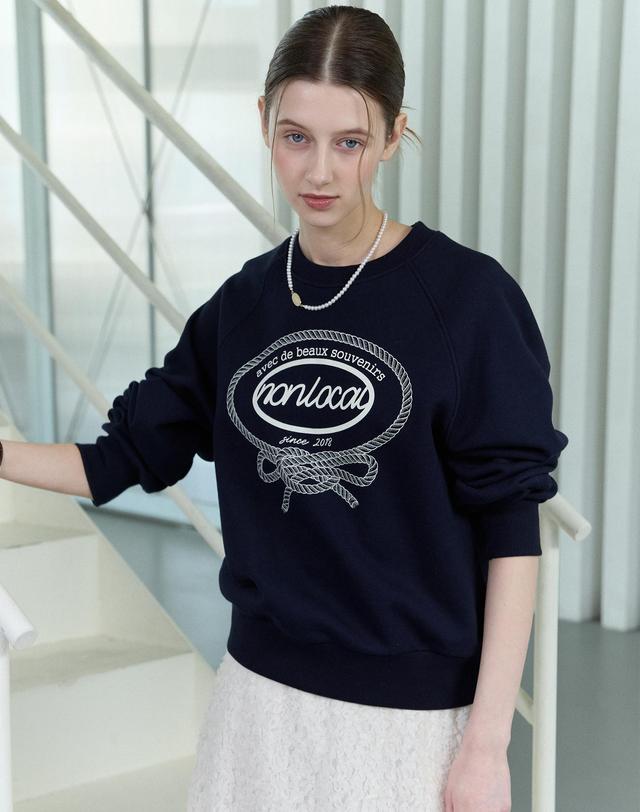 논로컬 Ribbon Rope Print Sweatshirt - Navy 착용컷
