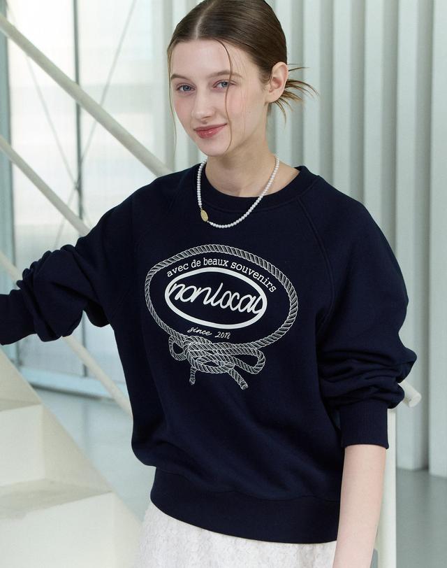 논로컬 Ribbon Rope Print Sweatshirt - Navy 착용컷