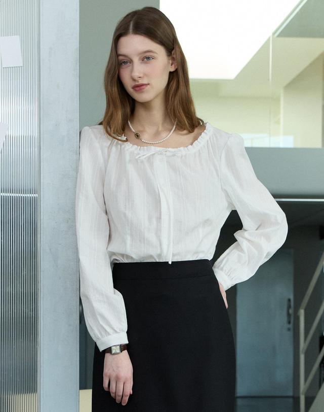논로컬 Ribbon Frill Shirring Blouse - White 착용컷