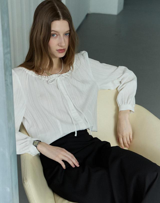 논로컬 Ribbon Frill Shirring Blouse - White 착용컷