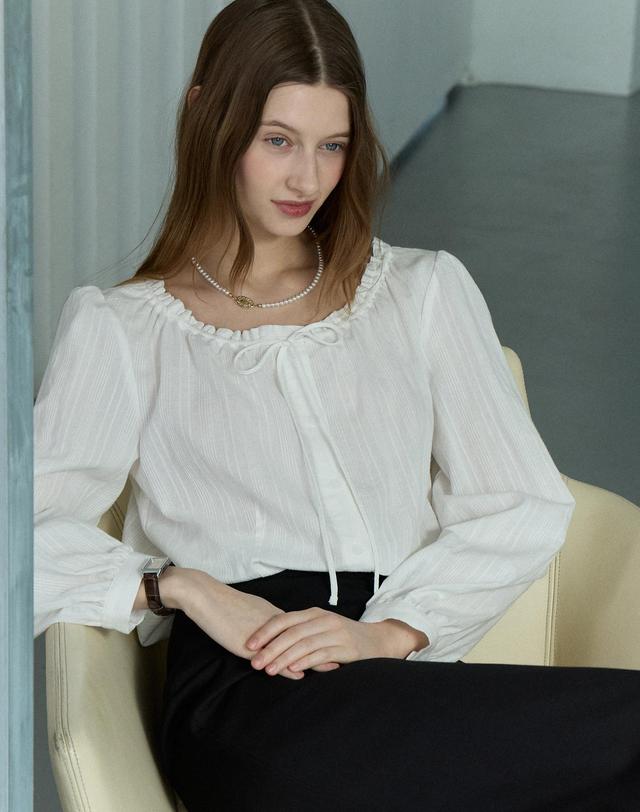 논로컬 Ribbon Frill Shirring Blouse - White 착용컷