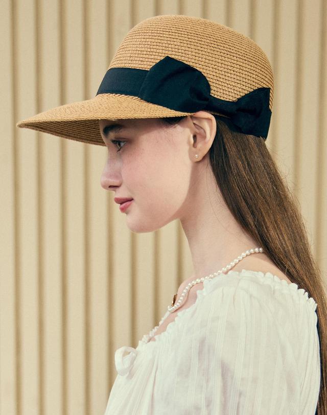 논로컬 Ribbon Rattan Sun Visor Hat - Beige 착용컷