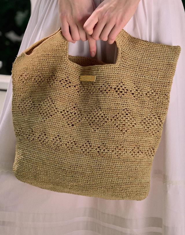 논로컬 Gold Label Point Raffia Tote Bag - Beige 착용컷