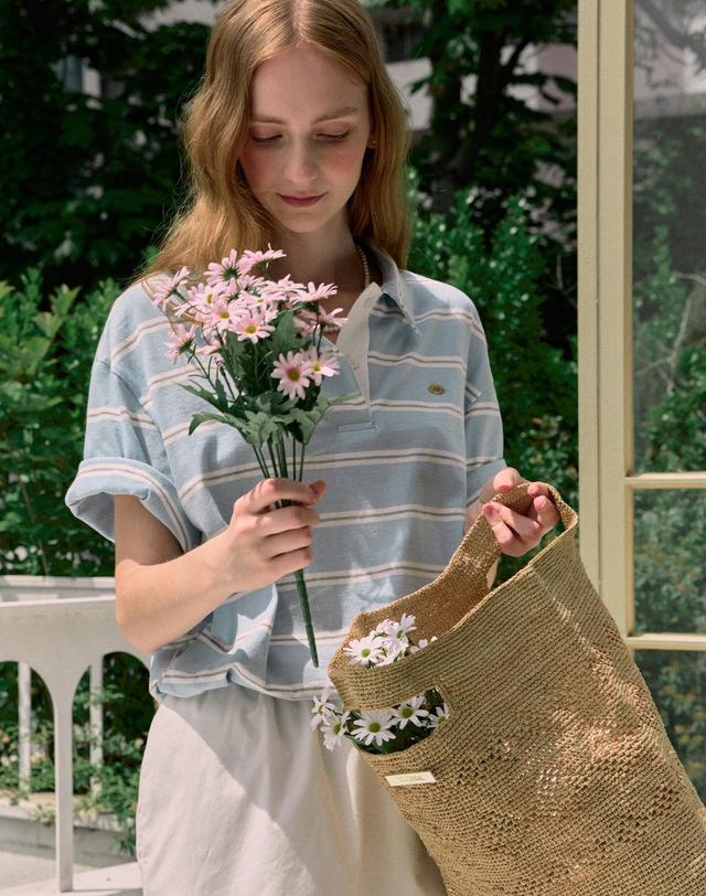 논로컬 Gold Label Point Raffia Tote Bag - Beige 착용컷
