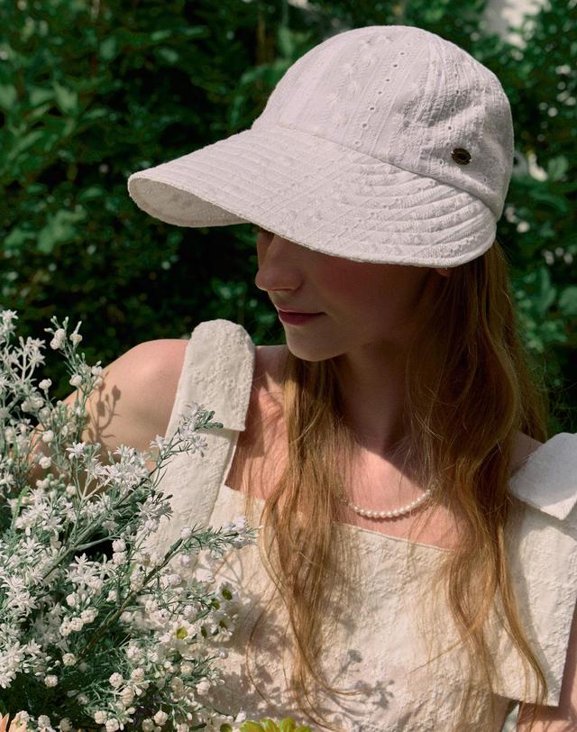 논로컬 Amy Lace Sun Visor - White 착용컷