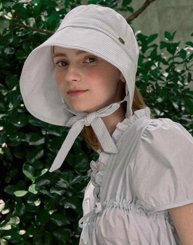 논로컬 Ribbon Stripe Bonnet Hat - Light Blue 착용컷