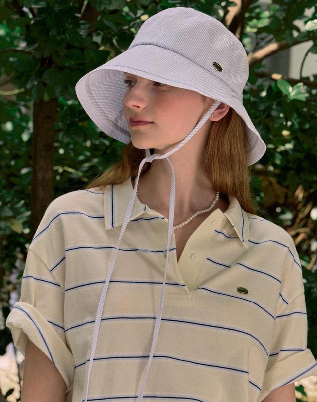 논로컬 Seersucker Stripe Ribbon Bucket Hat - Blue 착용컷