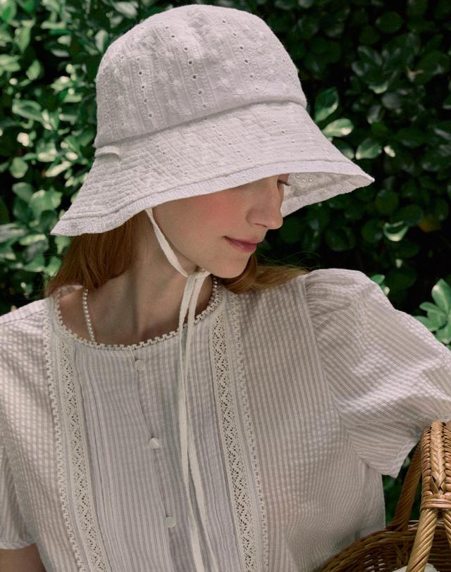 논로컬 Amy Lace Ribbon Bucket Hat - White 착용컷