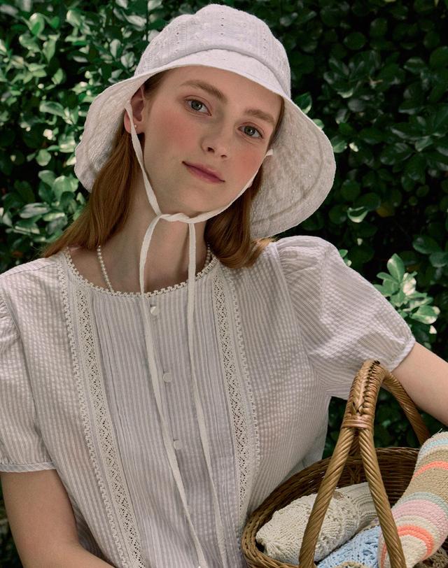 논로컬 Amy Lace Ribbon Bucket Hat - White 착용컷