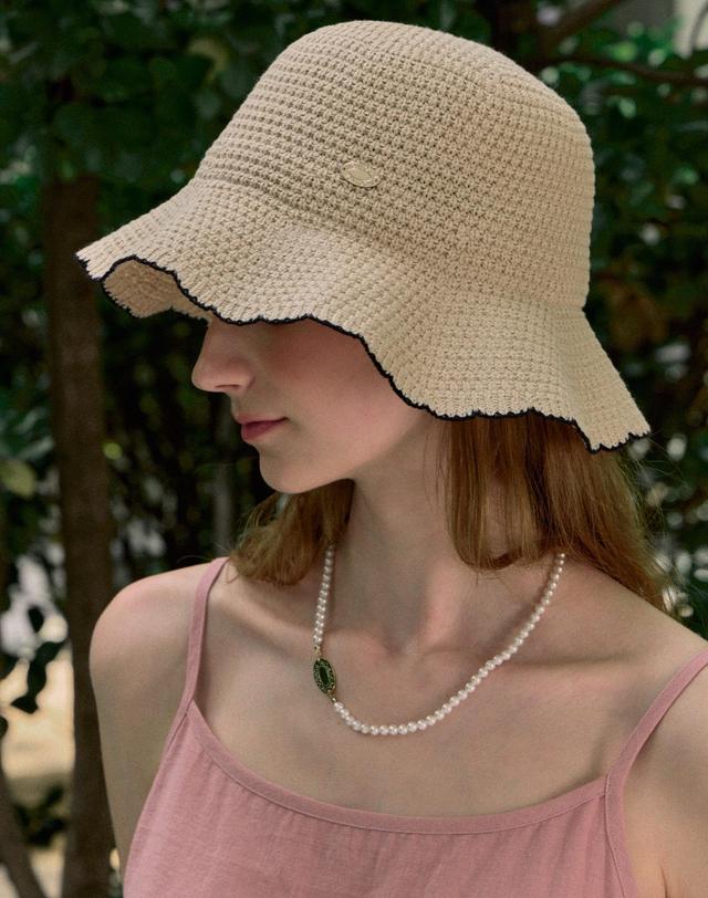 논로컬 Olivia Summer Knitted Bucket Hat - Light Beige 착용컷