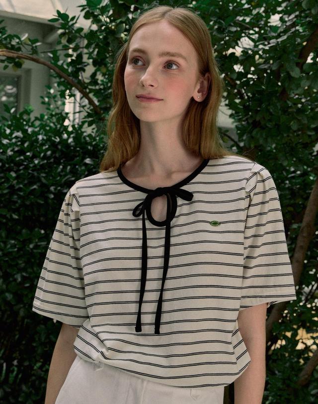 논로컬 Ribbon Stripe Puff Sleeve T-shirt - Black 착용컷