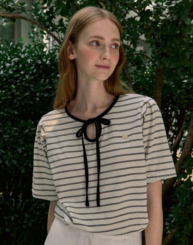 논로컬 Ribbon Stripe Puff Sleeve T-shirt - Black 착용컷