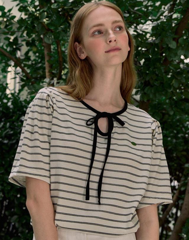 논로컬 Ribbon Stripe Puff Sleeve T-shirt - Black 착용컷