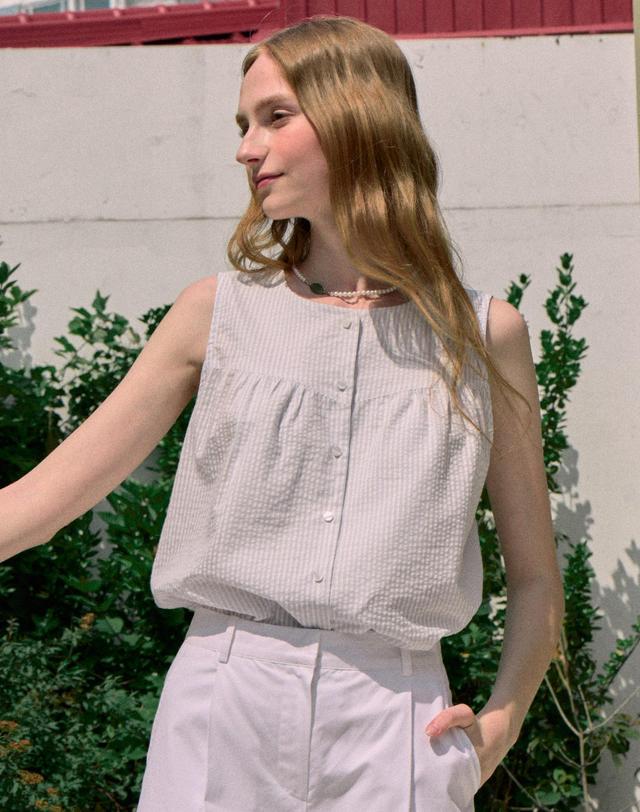 논로컬 Julia Shirring Sleeveless Blouse - Light Blue 착용컷