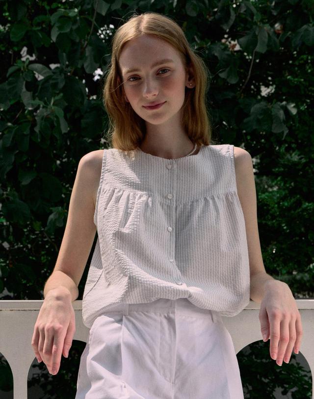 논로컬 Julia Shirring Sleeveless Blouse - Light Blue 착용컷