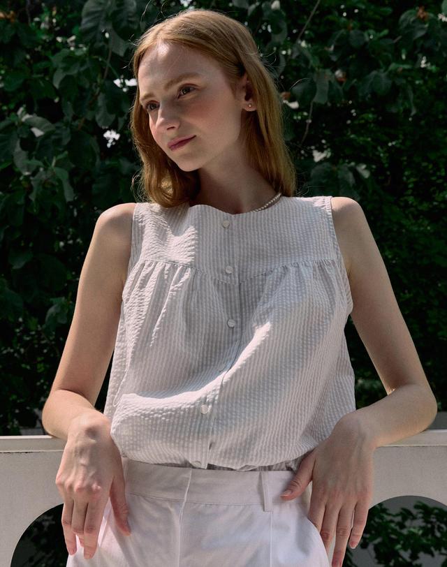 논로컬 Julia Shirring Sleeveless Blouse - Light Blue 착용컷